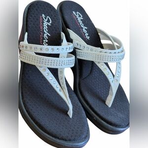 Skechers ladies White Crystal-Embellished Memory Foam Thong wedge Sandals shoes